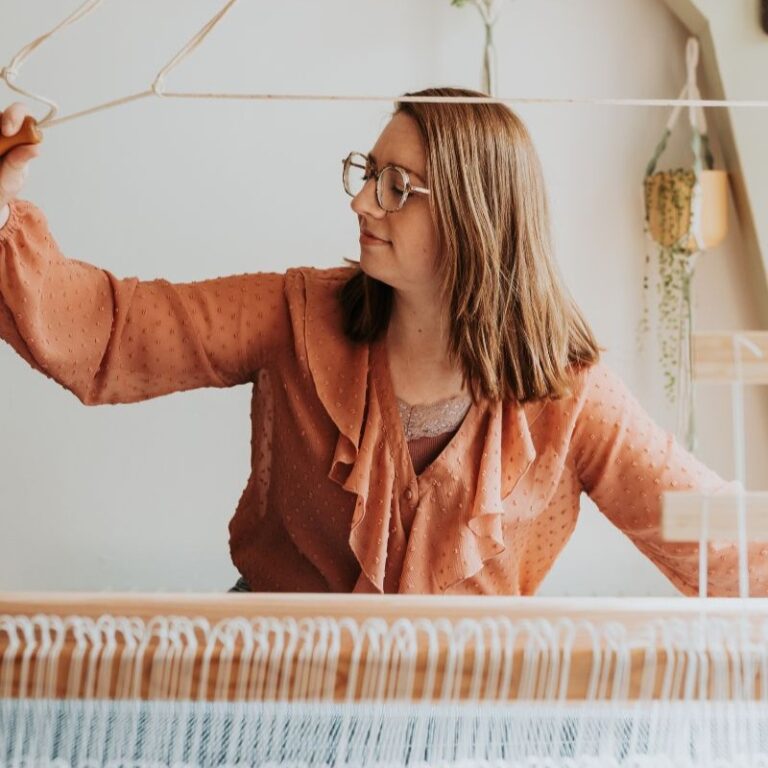 Marianne Resoort werkt aan een lijkwade op haar weefgetouw